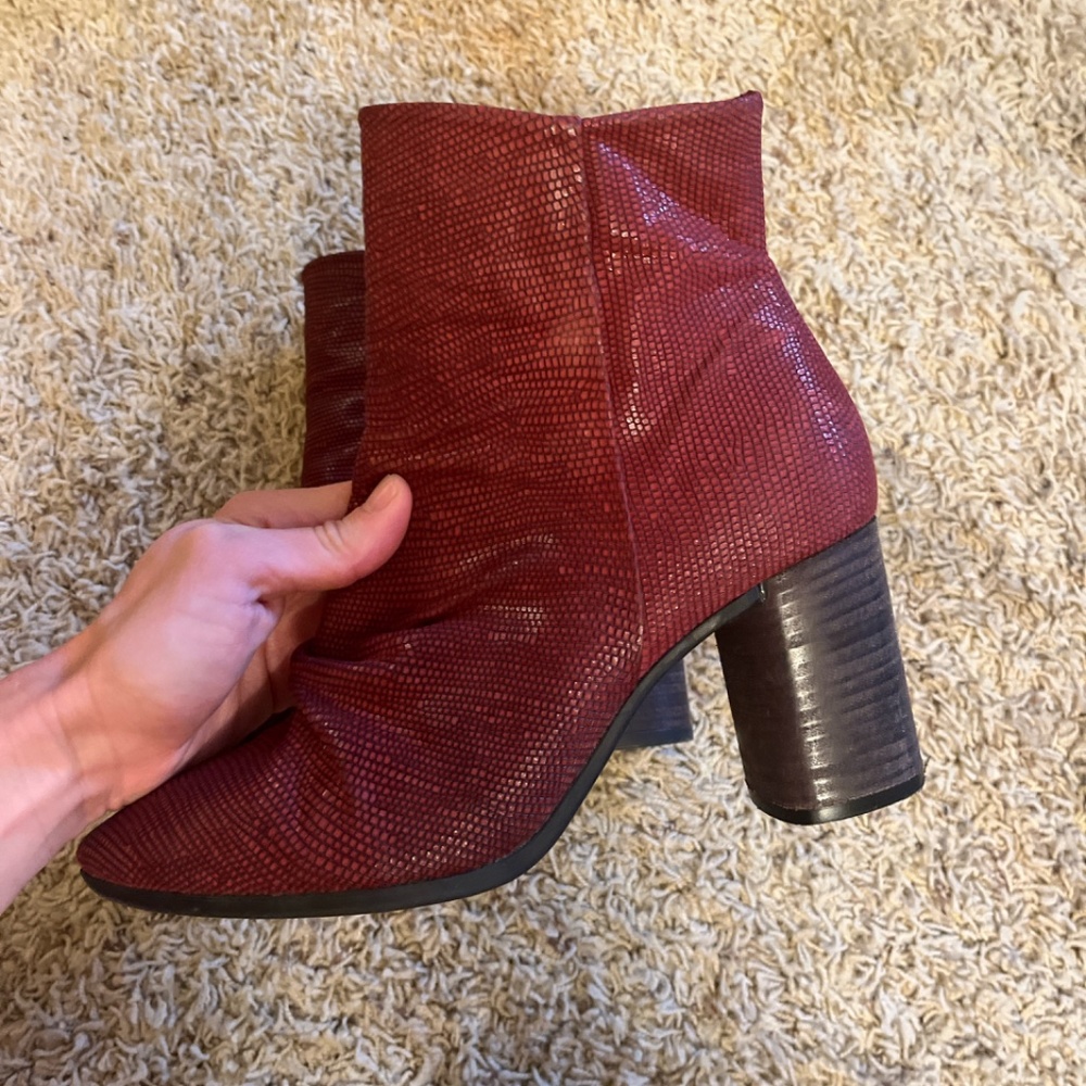 Red boots - Picture 2 of 4